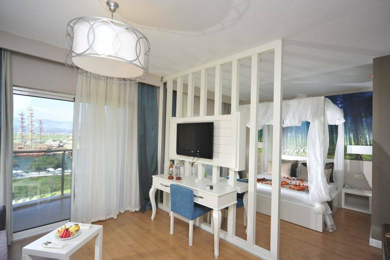 Lake River Side Hotel And Spa Titreyengol Dış mekan fotoğraf